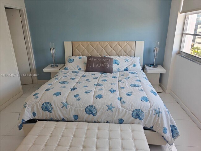 Building Photo - 801 Brickell Bay Dr