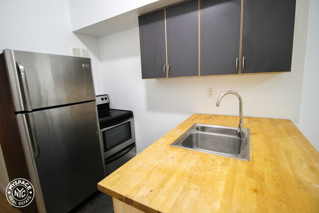 Building Photo - 297 Troutman St