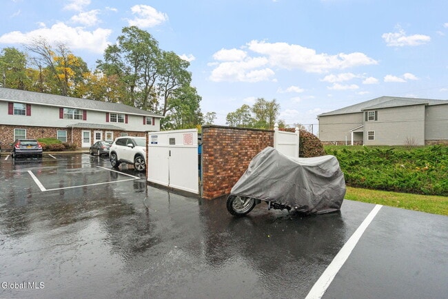 Building Photo - 25A Pine Ln