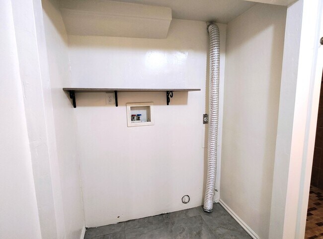 Building Photo - Updated 4 Bd 3 Ba Home in Sandy