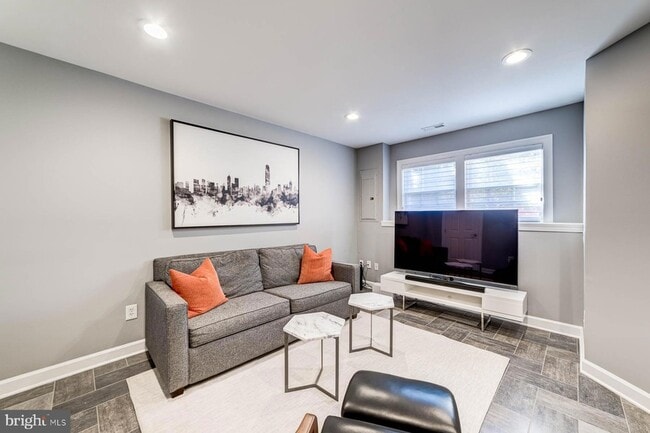 Building Photo - 947 Harrison Cir