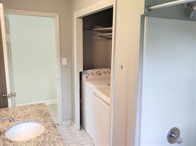 Building Photo - 15 N Fisher St