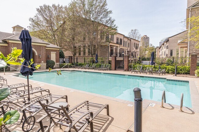 Building Photo - Excellently maintained 1 bedroom, 1.5 bath...