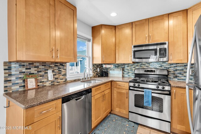 Building Photo - 27 Arnold Ave