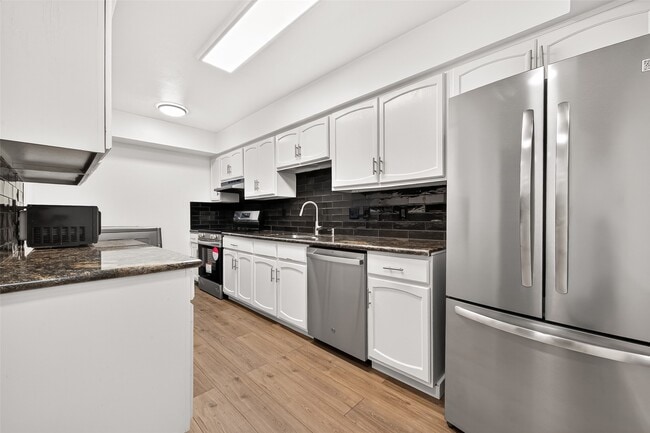 Building Photo - 359 N Post Oak Ln