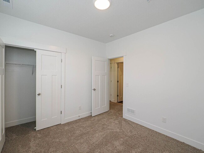 Building Photo - 6667 Twin Rocks Ln