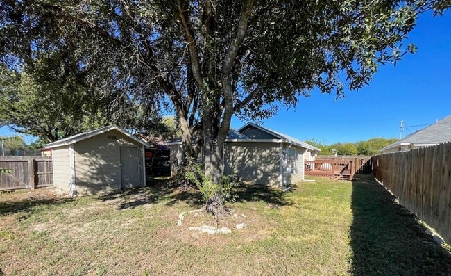 Building Photo - Charming Single-Story, 3Bed/2Bath Gem Minutes from Southtown