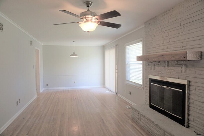 Building Photo - 3 Bed 2 Baths In Midtown Charmer With Covered Front Porch!