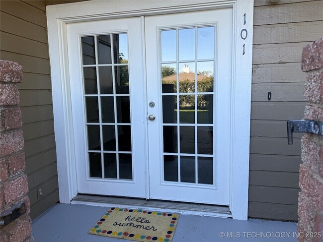 Primary Photo - 6639 S Victor Ave