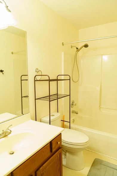 Building Photo - 9901 Head Farm Rd