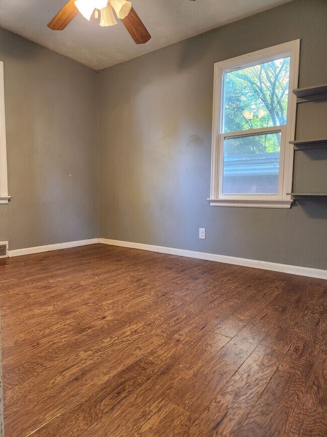 Building Photo - 3 Bedroom/1 Bath with garage