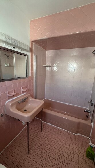 Building Photo - 10 Anderson St