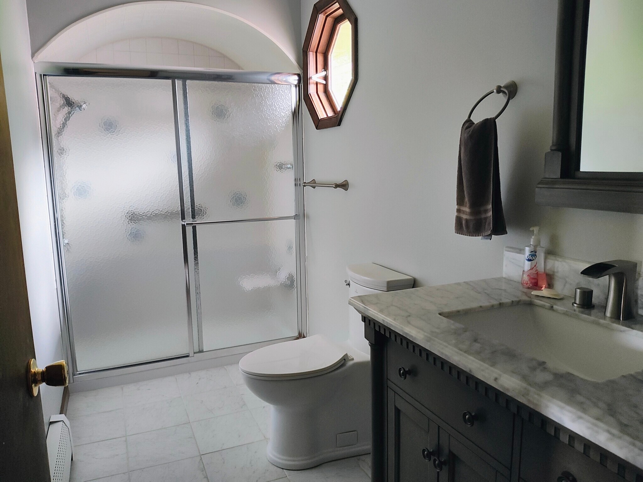 Main bathroom - 394 Flagstaff Rd