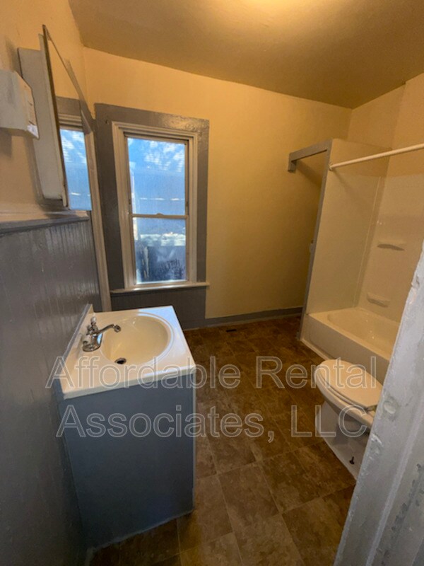 Building Photo - 1306 W Scott St