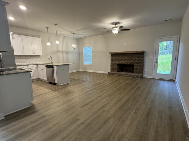 Building Photo - LIKE NEW, 3 bed 2 bath Townhome in Lula!
