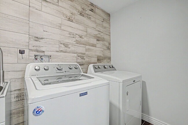 Building Photo - 6991 Prairie Wind Dr