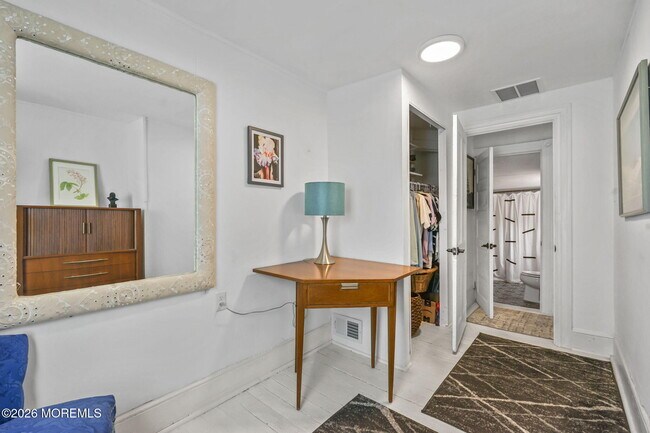 Building Photo - 610 1st Ave