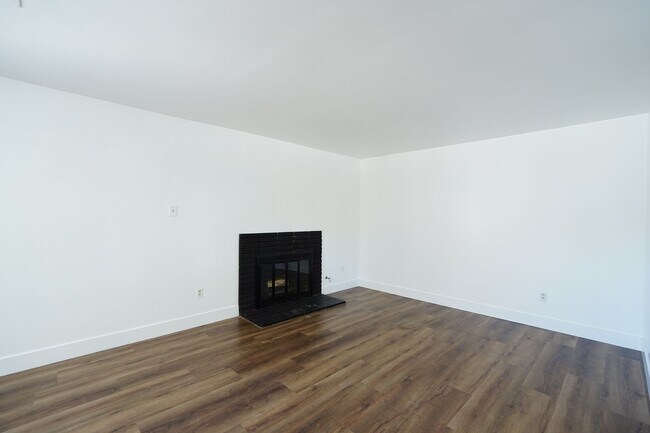 Building Photo - 220 Lilac Ct