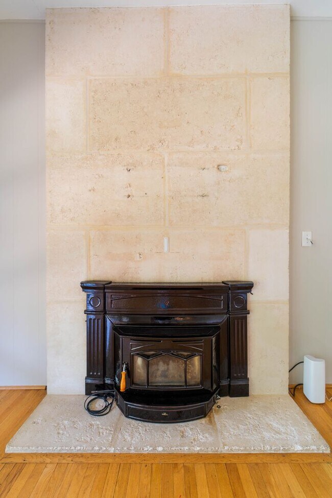 Building Photo - Spacious Split-Level with In-Law Suite & B...