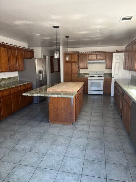 Building Photo - 12800 Riverview Dr