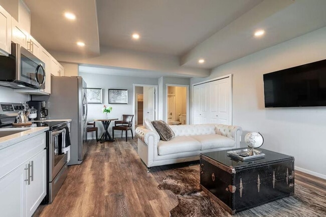 Building Photo - 624 E 32nd St