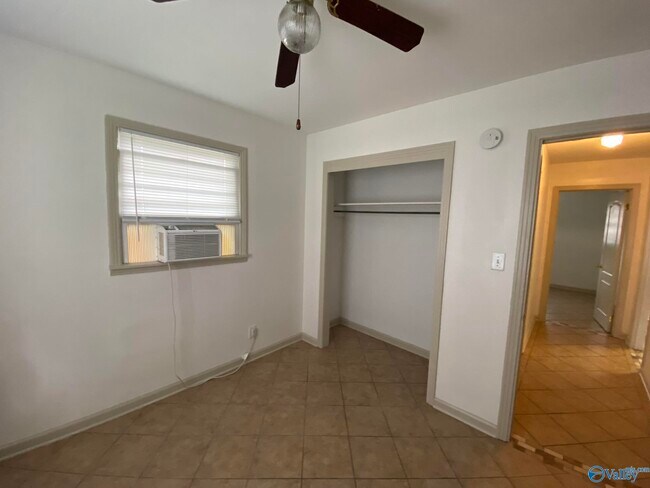 Building Photo - 1512 Oakwood Ave NE