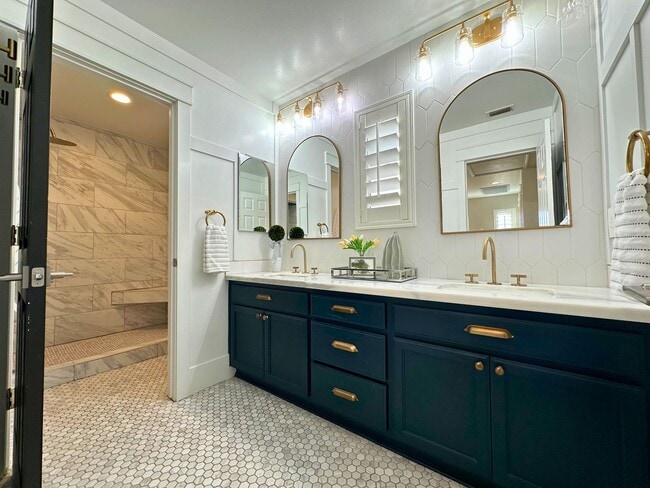 Building Photo - Stunning 4 Bedroom, 2.5 Bath Lawrence Ranch Home With Solar