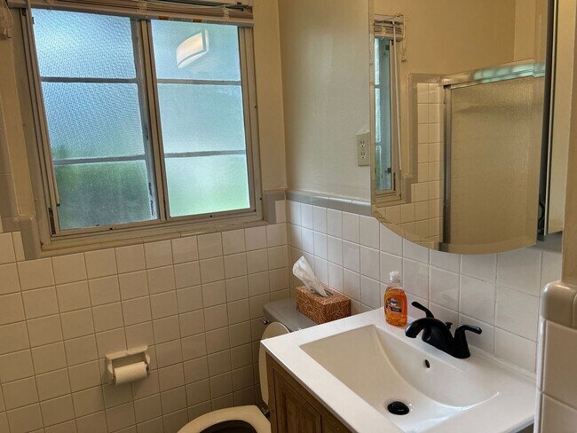 Building Photo - Great Street in East Memphis ! Renovated k...