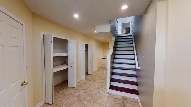 Building Photo - 292 Sandrock Ct