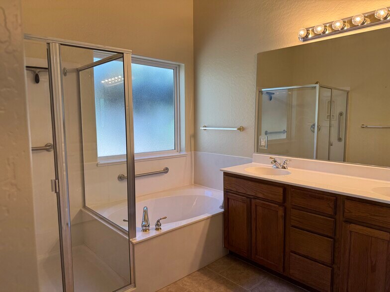 Master bath - 1611 Addington Dr