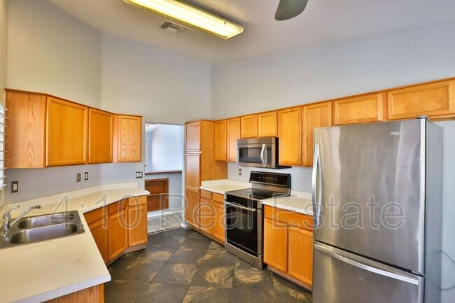 Building Photo - 30725 N Royal Oak Way