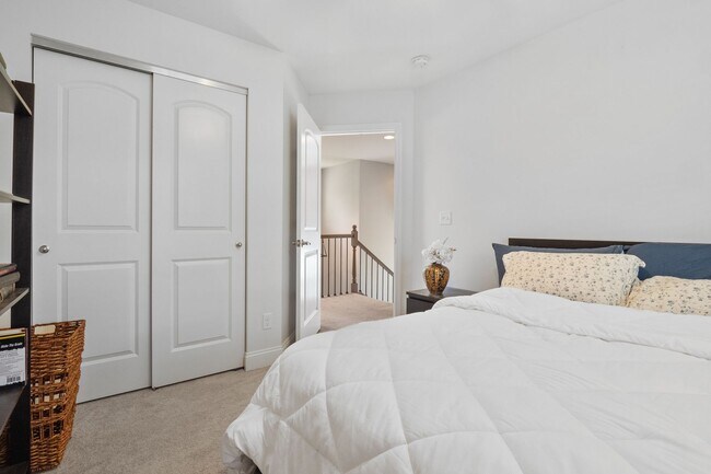Building Photo - Stunning 4-bedroom, 2.5-bathroom rental of...
