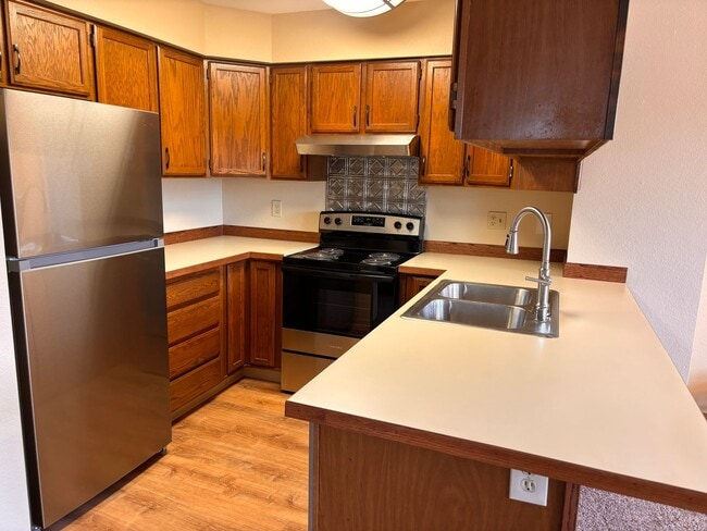 Building Photo - Updated 3 Bed / 2 Bath Turnagain Townhome!