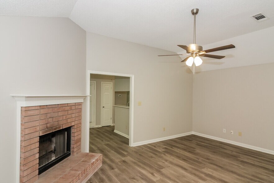 Building Photo - 1124 Dove Hollow Cir E