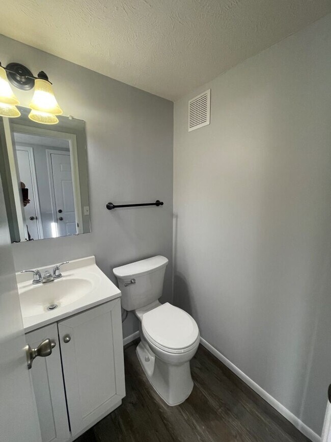 Building Photo - Home For Rent Bellevue.