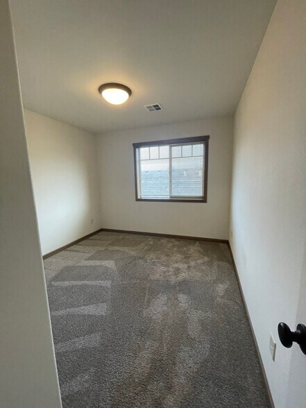 Building Photo - 1009 SW Juniper Gdns Ln