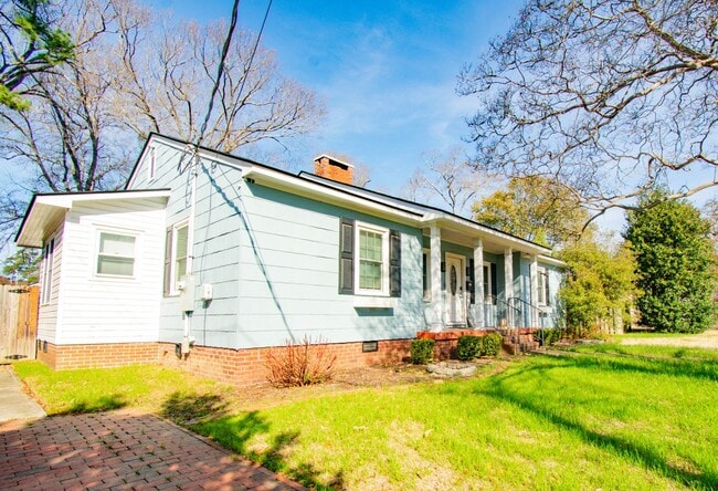 Building Photo - Available 3/27/26 - Charming Haymount 3 Bedroom 2 Bathroom Home- Pets Okay