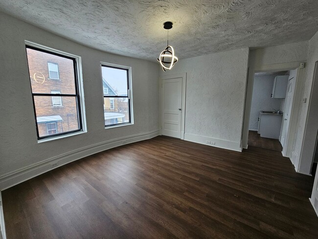 Building Photo - Fully updated 4 bedroom 2 bathroom apartme...