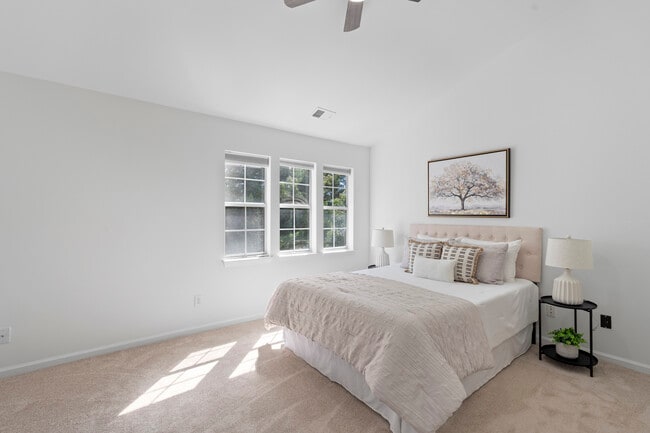 Building Photo - 9231 Kings Canyon Dr