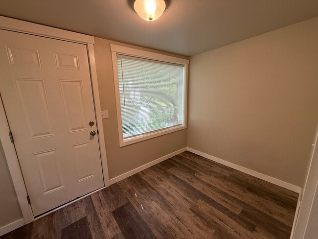 Building Photo - 3 Bedroom Home For Rent