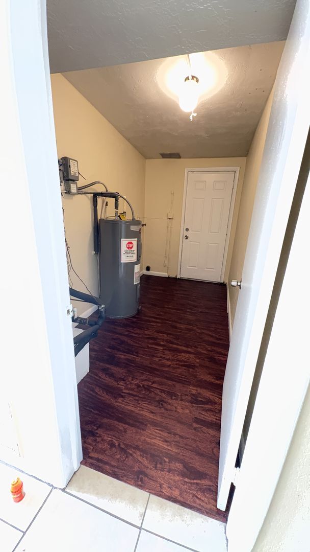 Building Photo - 3 Bedroom 1.5 Bathroom Home For Rent -Corner lot / Fenced