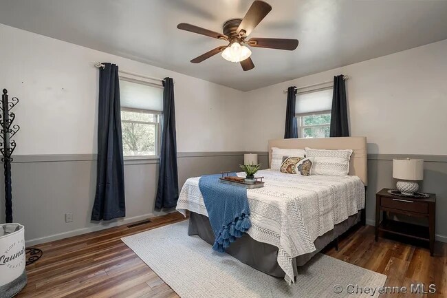 Building Photo - 400 E 5th St