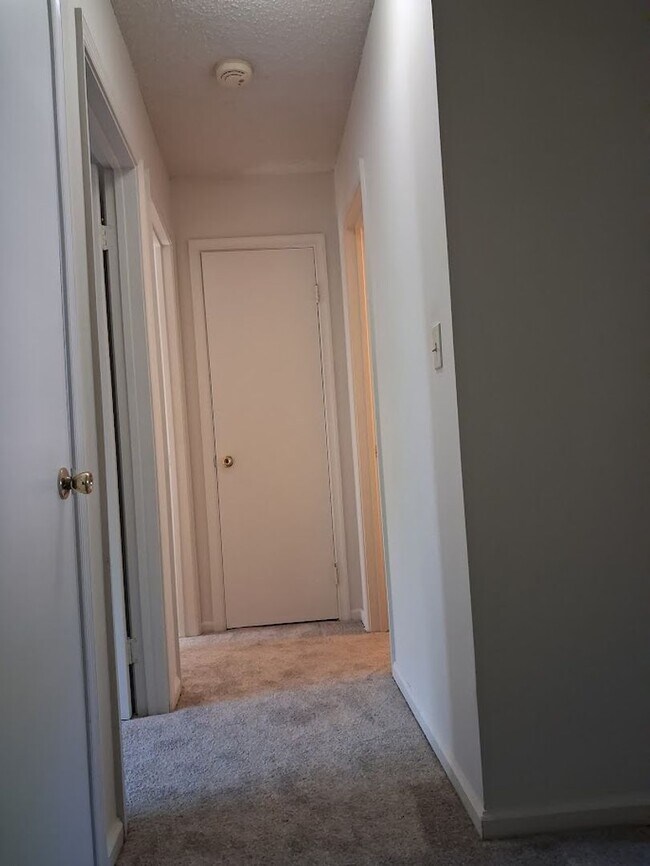 Building Photo - Charming 3BR Townhouse with Fenced Backyard and Community Pool