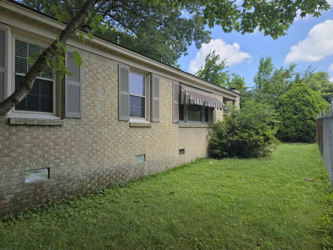 Building Photo - 509 N Graham St