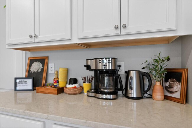 Building Photo - 700 Benoi Dr