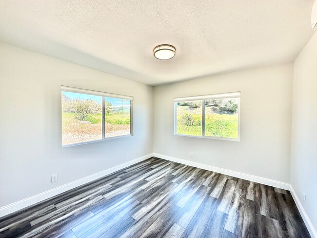 Building Photo - Wonderful & Freshly Remodeled, Spacious Si...