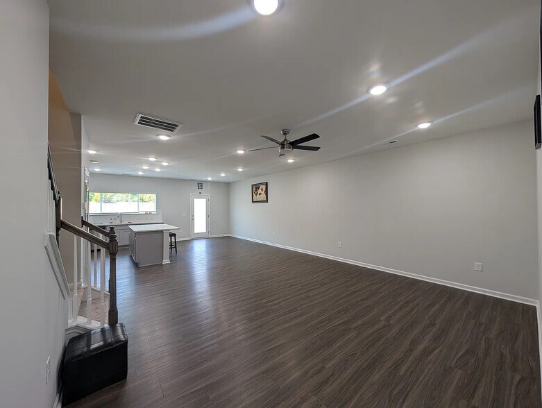 Building Photo - Room in Townhome on Regal Dr
