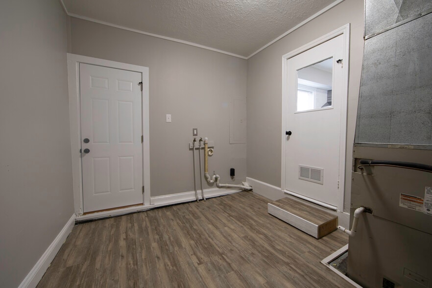 Laundry Hook Ups - 5474 Terrace Ave