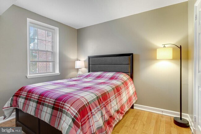 Building Photo - 2803 S Columbus St