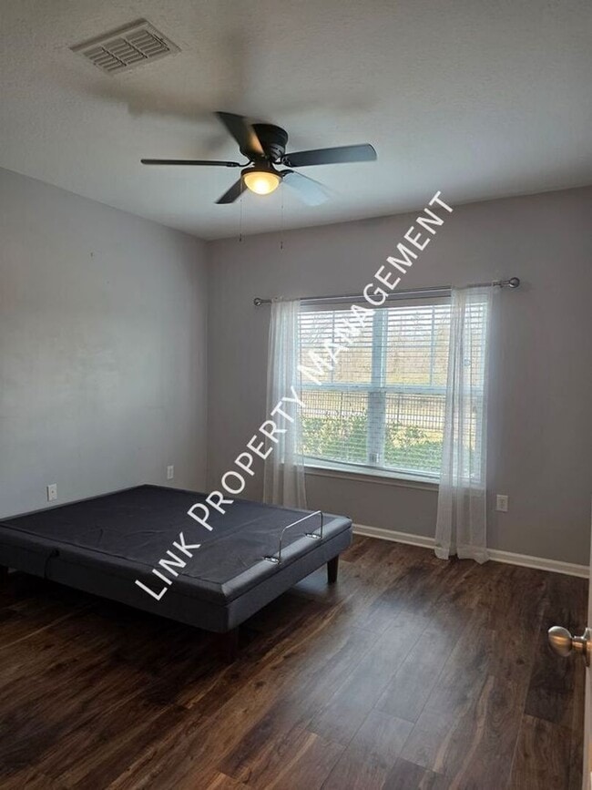 Building Photo - HALF OFF APRIL!  Beautiful One-Level Downstairs Condo in Prime Hamilton Place Location